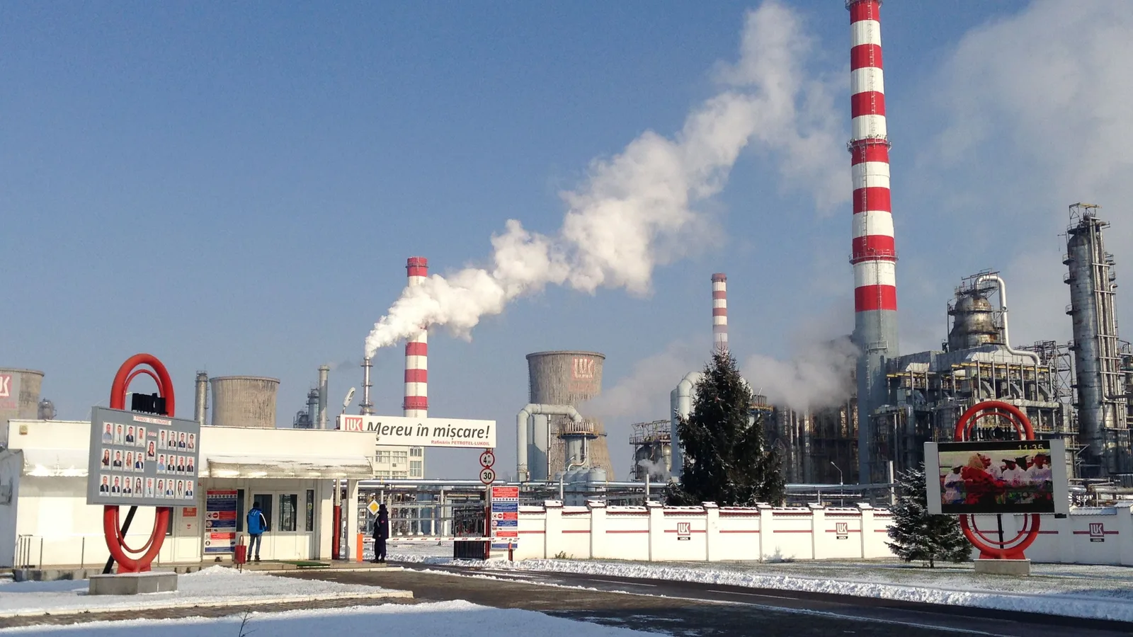 Rafinăria Petrotel Lukoil din Ploiești, cu fum ieșind din chimene.