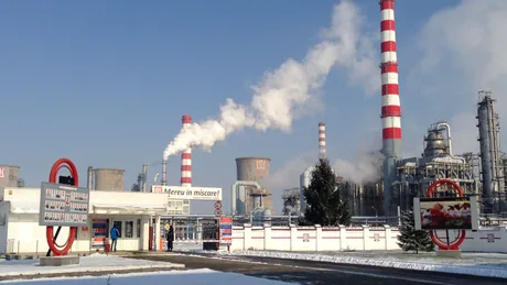 Rafinăria Petrotel Lukoil din Ploiești, cu fum ieșind din chimene.