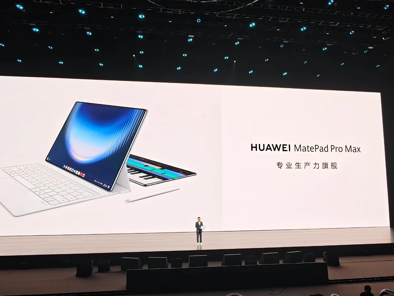 Noua tabletă Huawei MatePad Pro Max cu ecran OLED și procesor performant.
