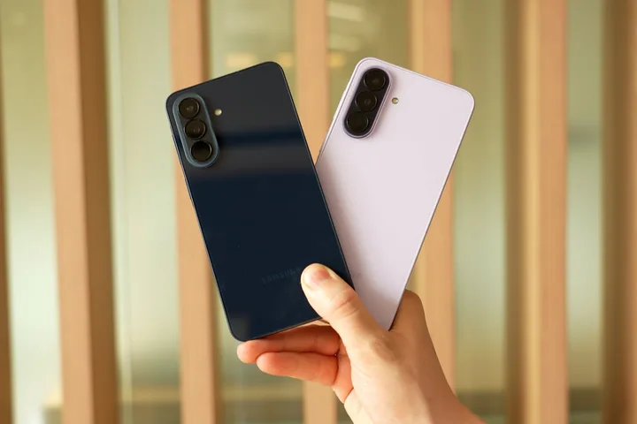 Compararea telefoanelor Samsung Galaxy A57 și A37 în mână.