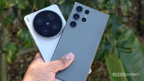 Compararea camerelor de 200 MP între Samsung și vivo în condiții de iluminare slabă.