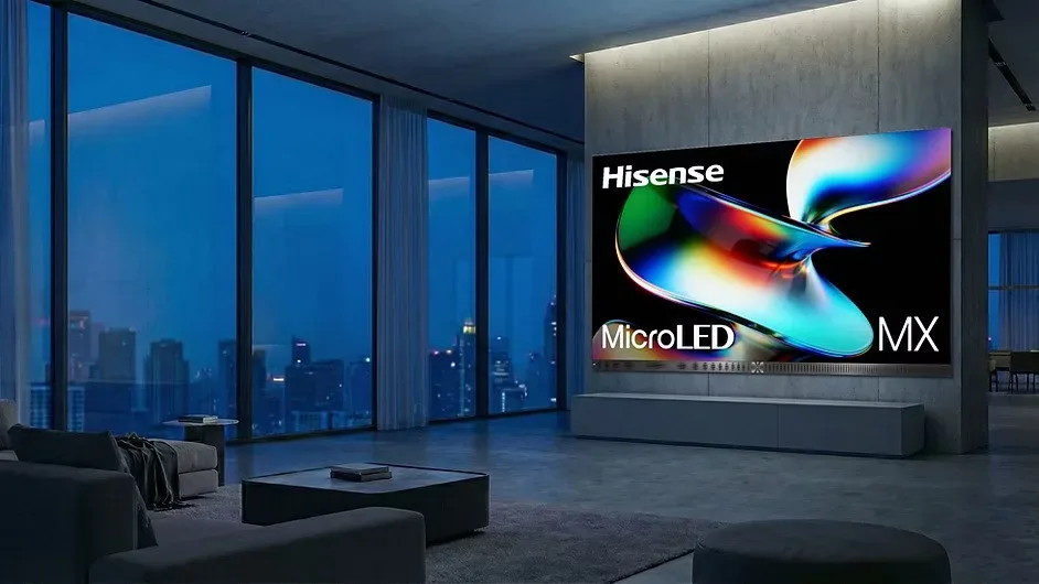 Televizor Hisense MicroLED într-un living modern cu feronerie.