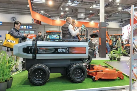 Roboți agricoli inovatori expuși la un târg de specialitate.