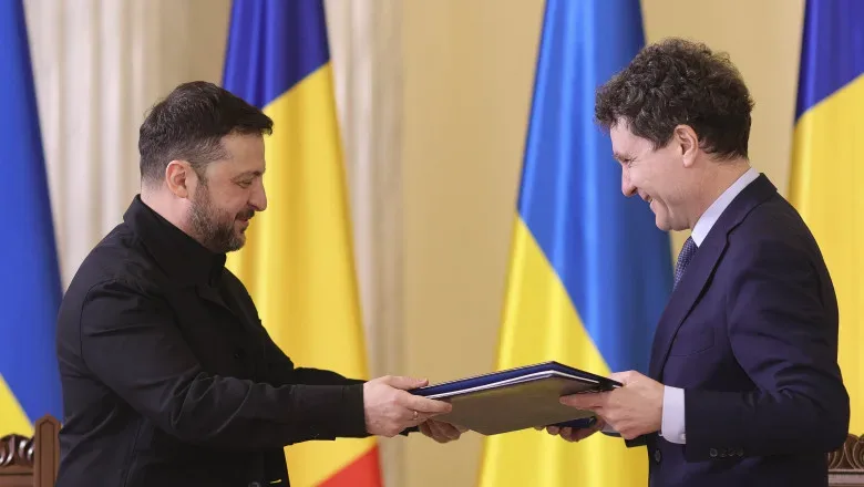 Nicușor Dan și Volodimir Zelenski semnează un document important.