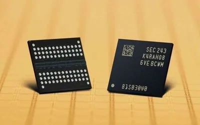 Plăci DRAM inovatoare sub 10 nm, promițând eficiență energetică și capacitate crescută.