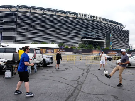Suporteri jucând fotbal în parcarea stadionului MetLife din New Jersey.