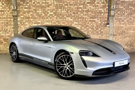 Porsche Taycan, un sedan electric elegant, simbol al inovației auto.