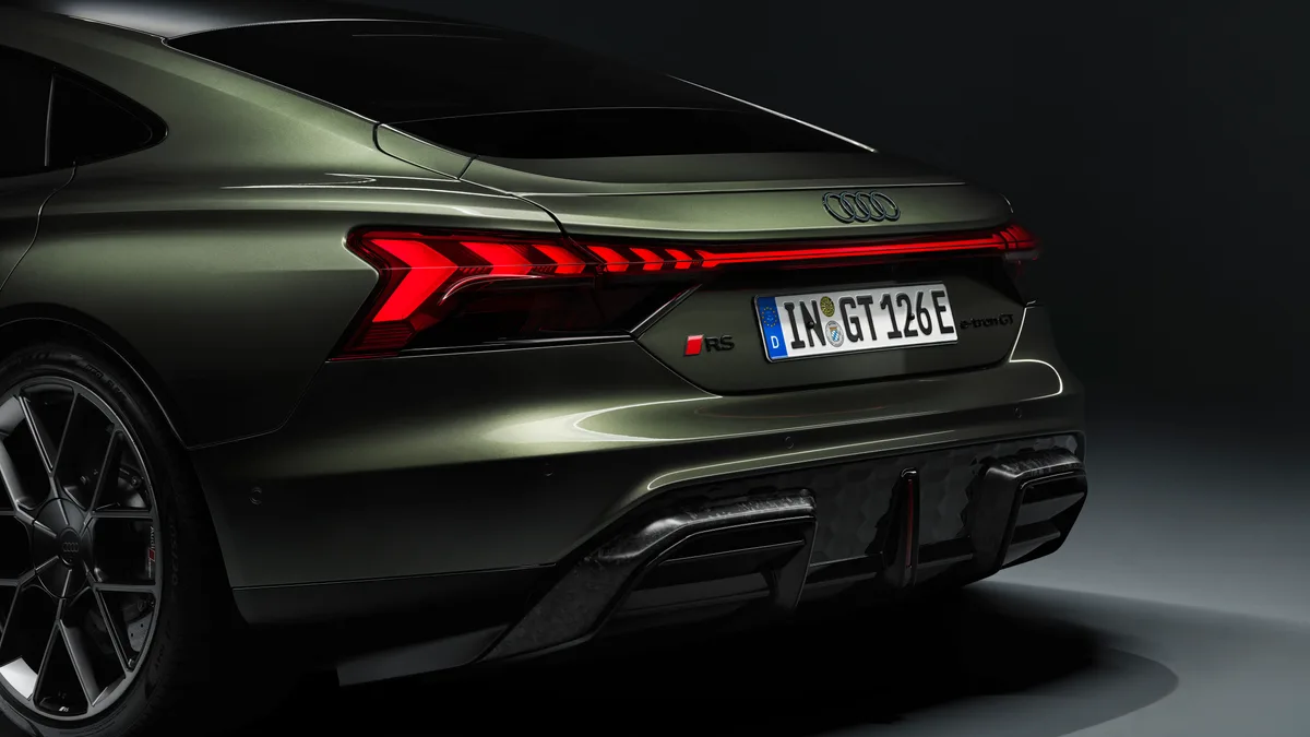 Detaliu al spatelui unui sedan sportiv cu design modern