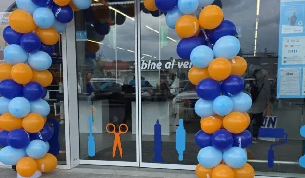 Intrarea unui nou magazin Action decorată cu baloane colorate.