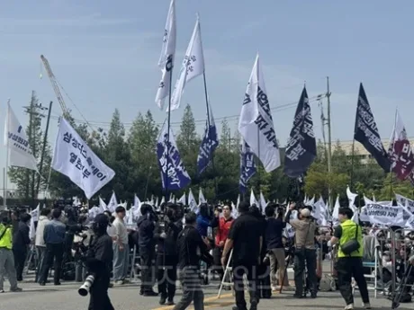 Protest cu steaguri la negocierile dintre Samsung și sindicat.