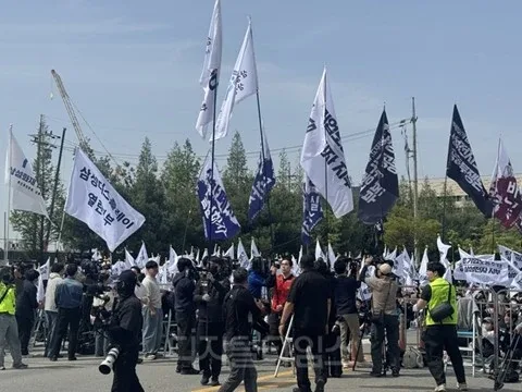 Protest cu steaguri la negocierile dintre Samsung și sindicat.