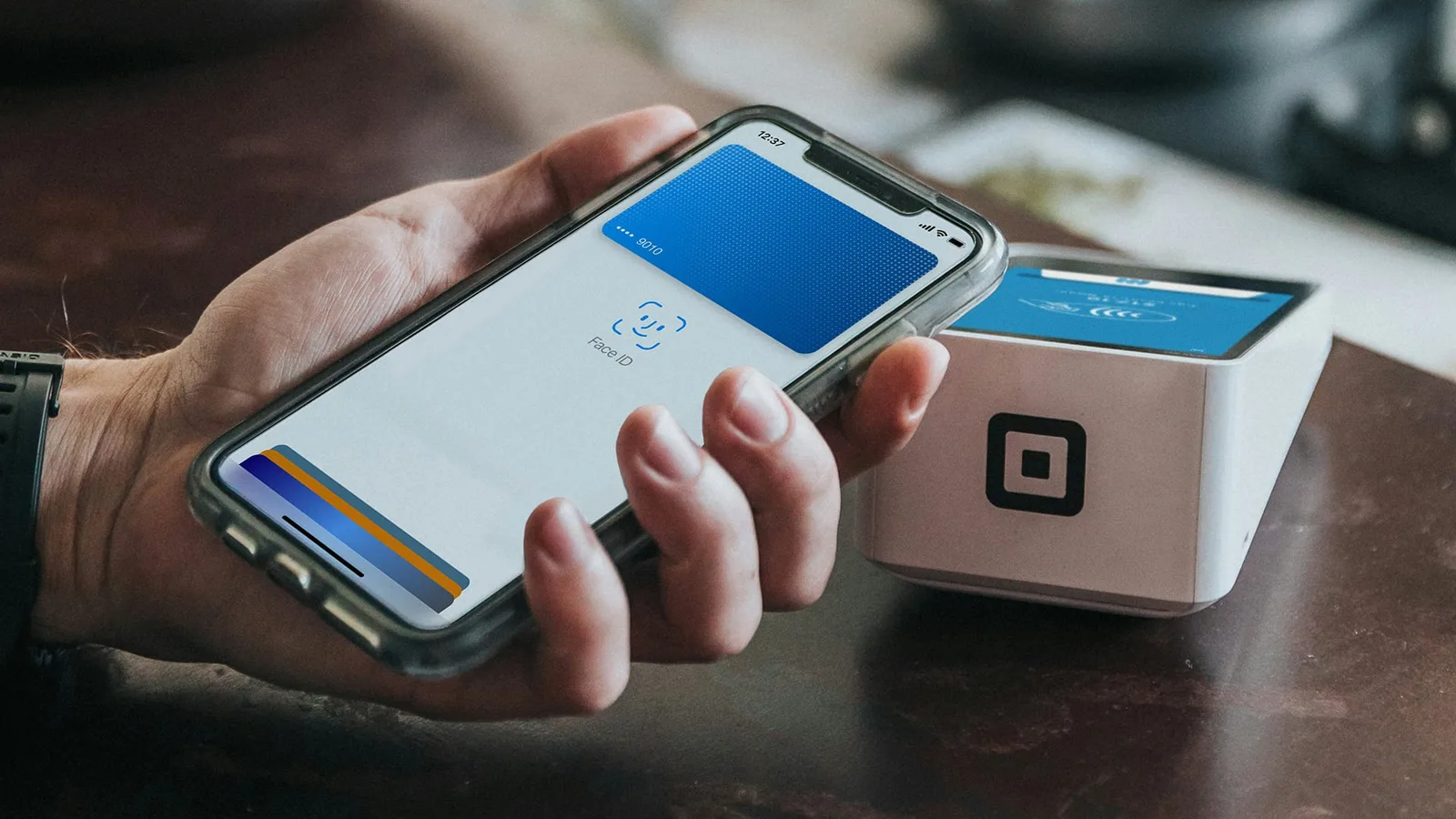 Un telefon mobil folosit pentru plăți contactless la un terminal.