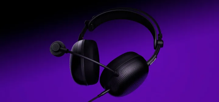 Căști de gaming cu design open-back pentru o experiență audio superioară.