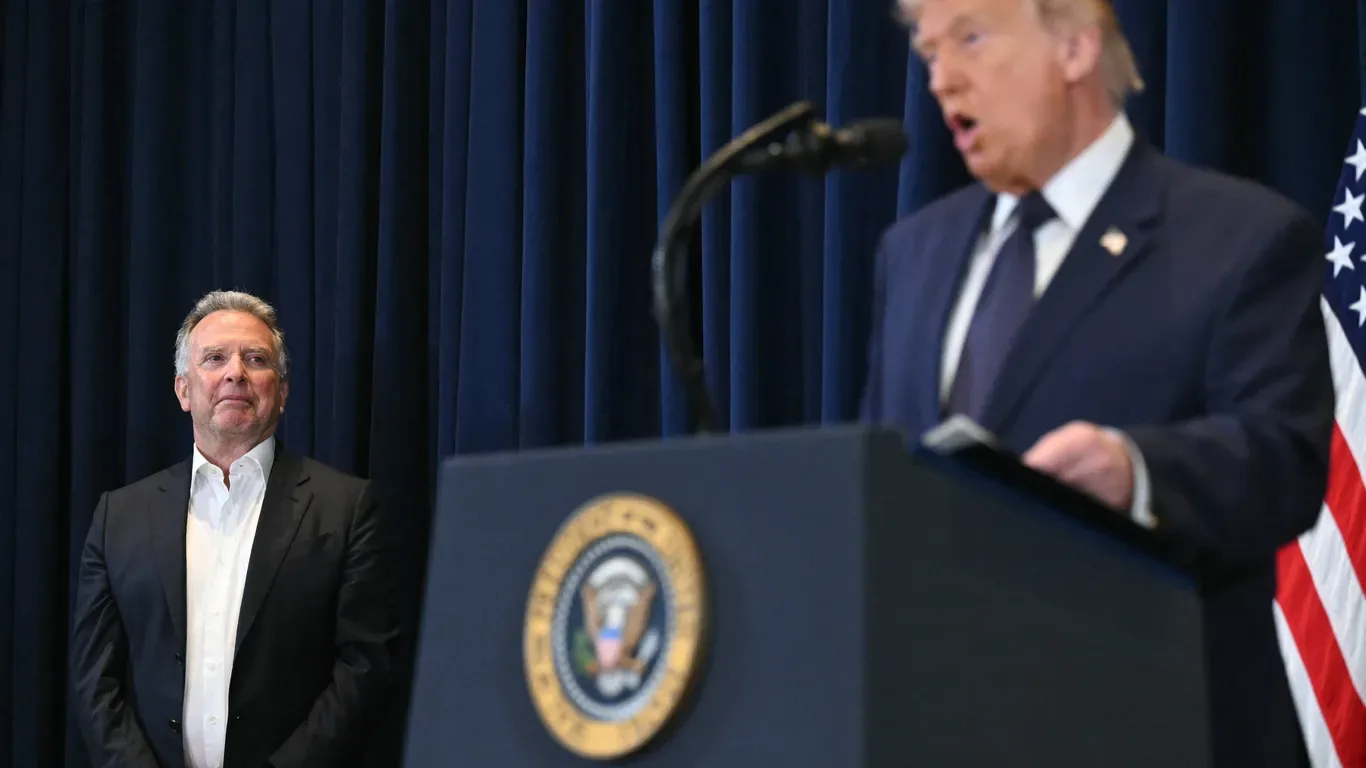 Donald Trump discută despre negocierile nucleare cu Iranul, alături de un oficial.