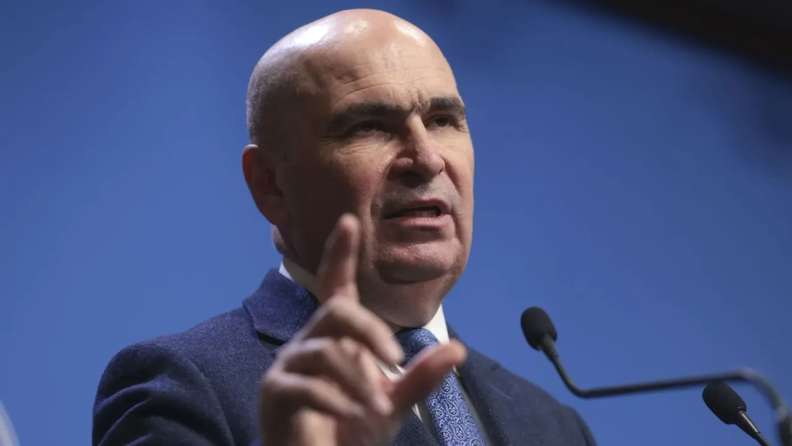 Premierul Ilie Bolojan discutând despre criza politică actuală.