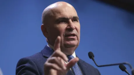 Premierul Ilie Bolojan discutând despre criza politică actuală.