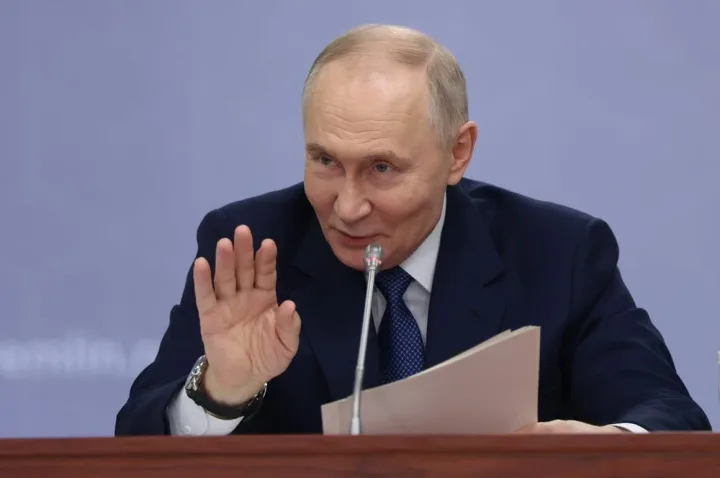 Vladimir Putin discutând despre situația politică din Rusia.