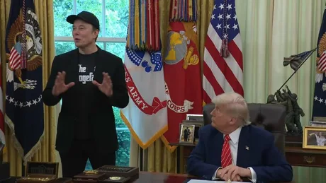 Donald Trump și Elon Musk discutând despre afaceri în biroul oval.