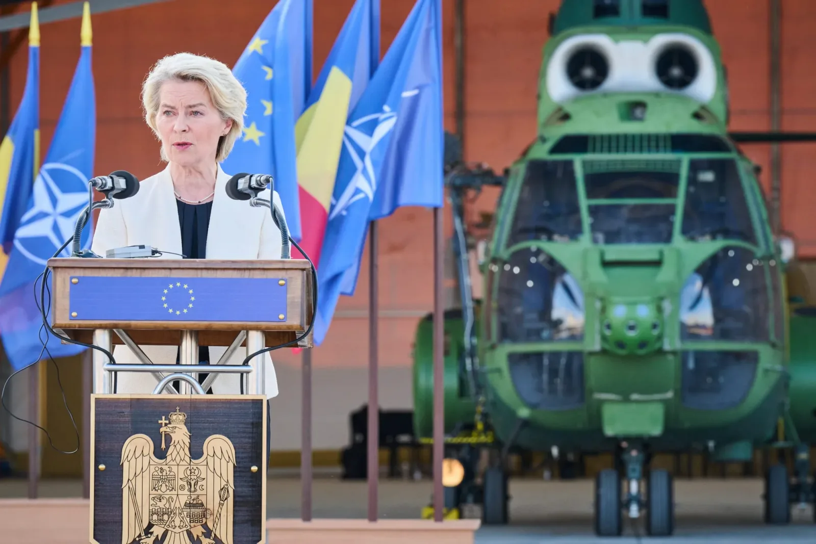 Ursula von der Leyen susține un discurs în fața unui elicopter militar.