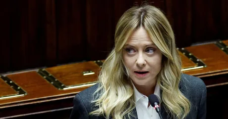 Giorgia Meloni discutând despre măsuri economice în Parlamentul italian.