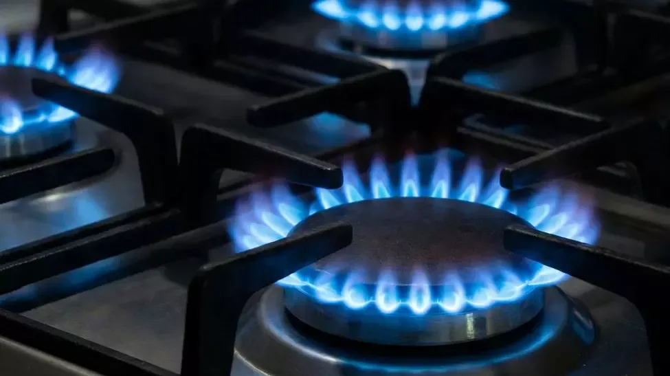 Flacără albastră pe un arzător de gaz, simbolizând furnizarea de gaze.
