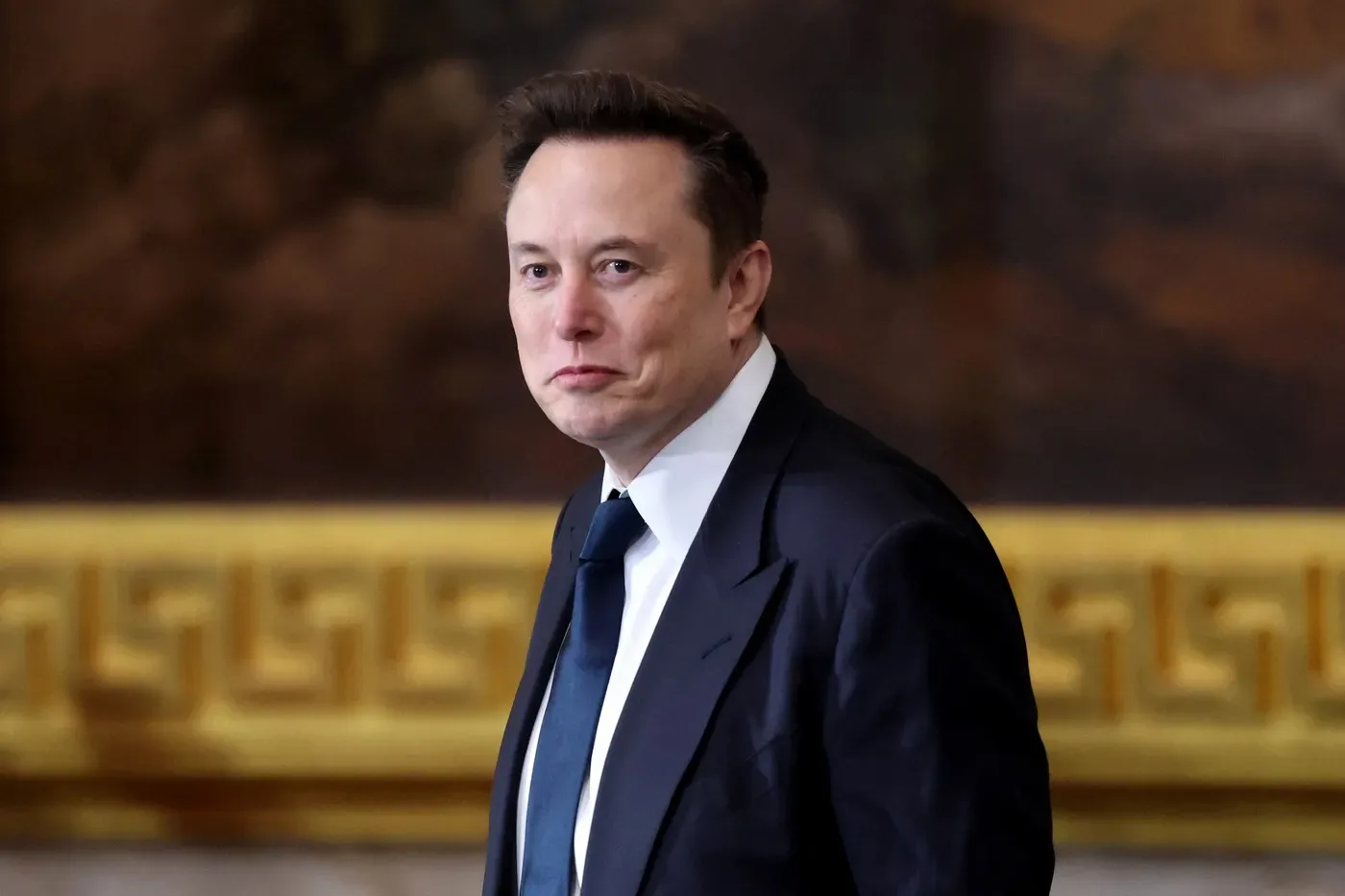 Elon Musk discutând despre venituri universale și impactul inteligenței artificiale.