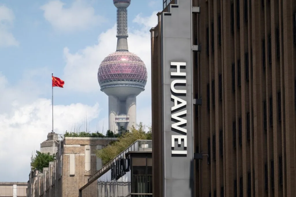 Recomandarea Comisiei Europene pentru excluderea echipamentelor chineze din rețelele telecom.
