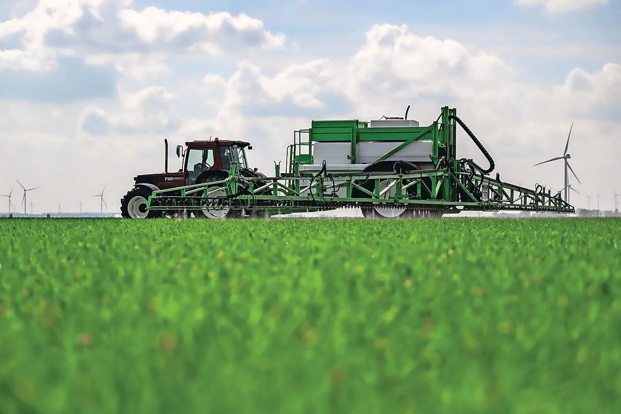 Tractor echipat pentru stropirea localizată pe câmpuri verzi.