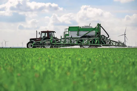 Tractor echipat pentru stropirea localizată pe câmpuri verzi.
