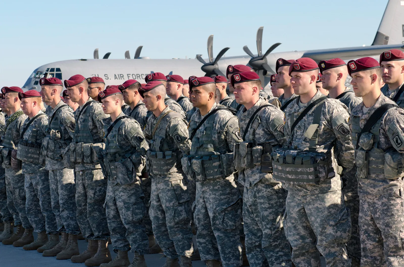 Soldați în uniformă, pregătiți pentru misiuni de apărare în Estonia.
