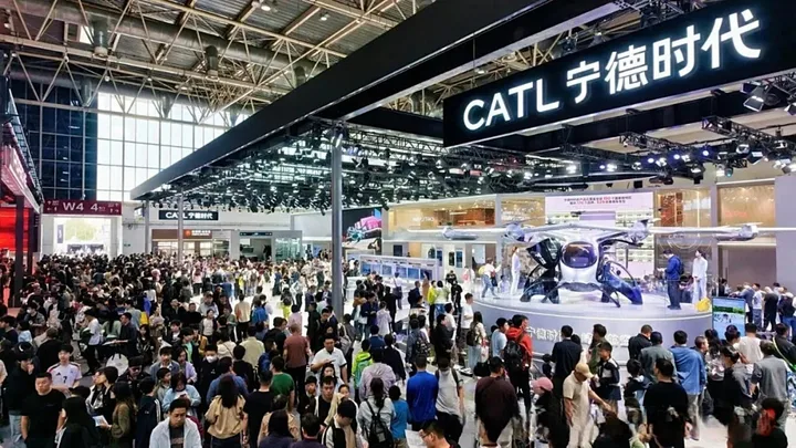 O mulțime de vizitatori la Salonul Auto de la Beijing 2026, admirând inovațiile auto.