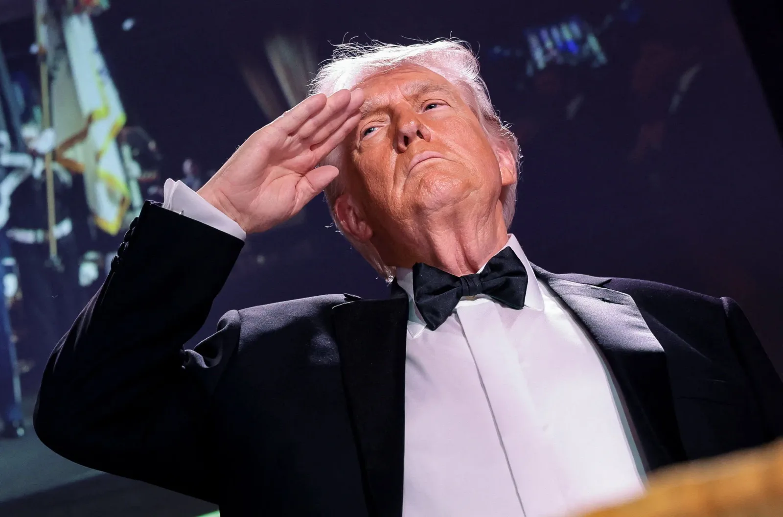 Donald Trump în timpul unui eveniment oficial, cu o expresie serioasă.