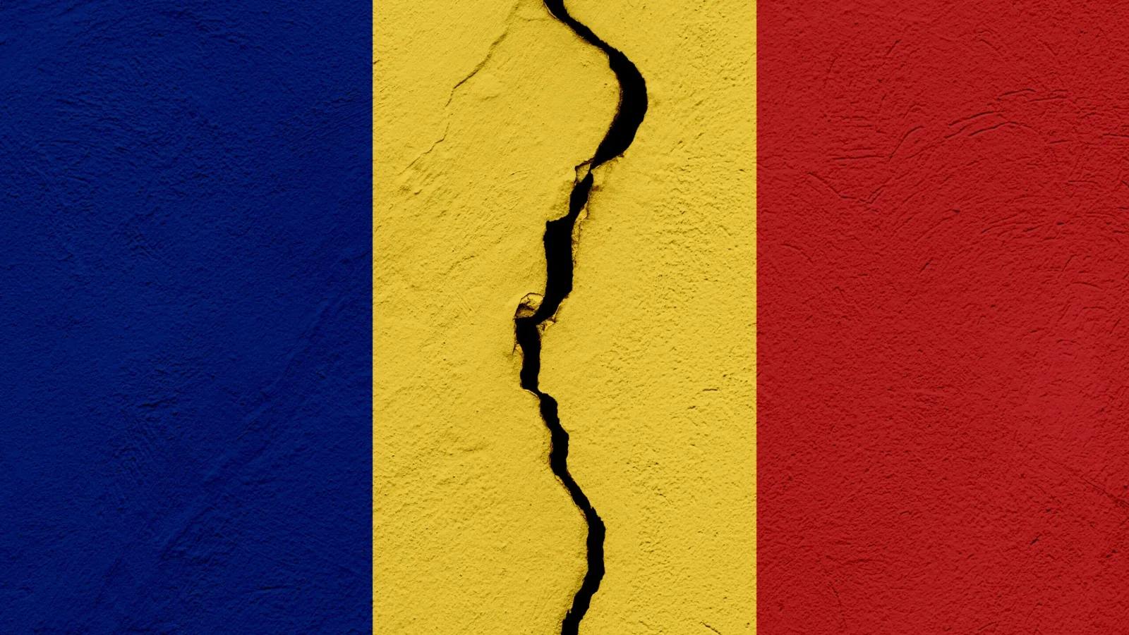 Steag al României cu o fisură, simbolizând activitatea seismică.