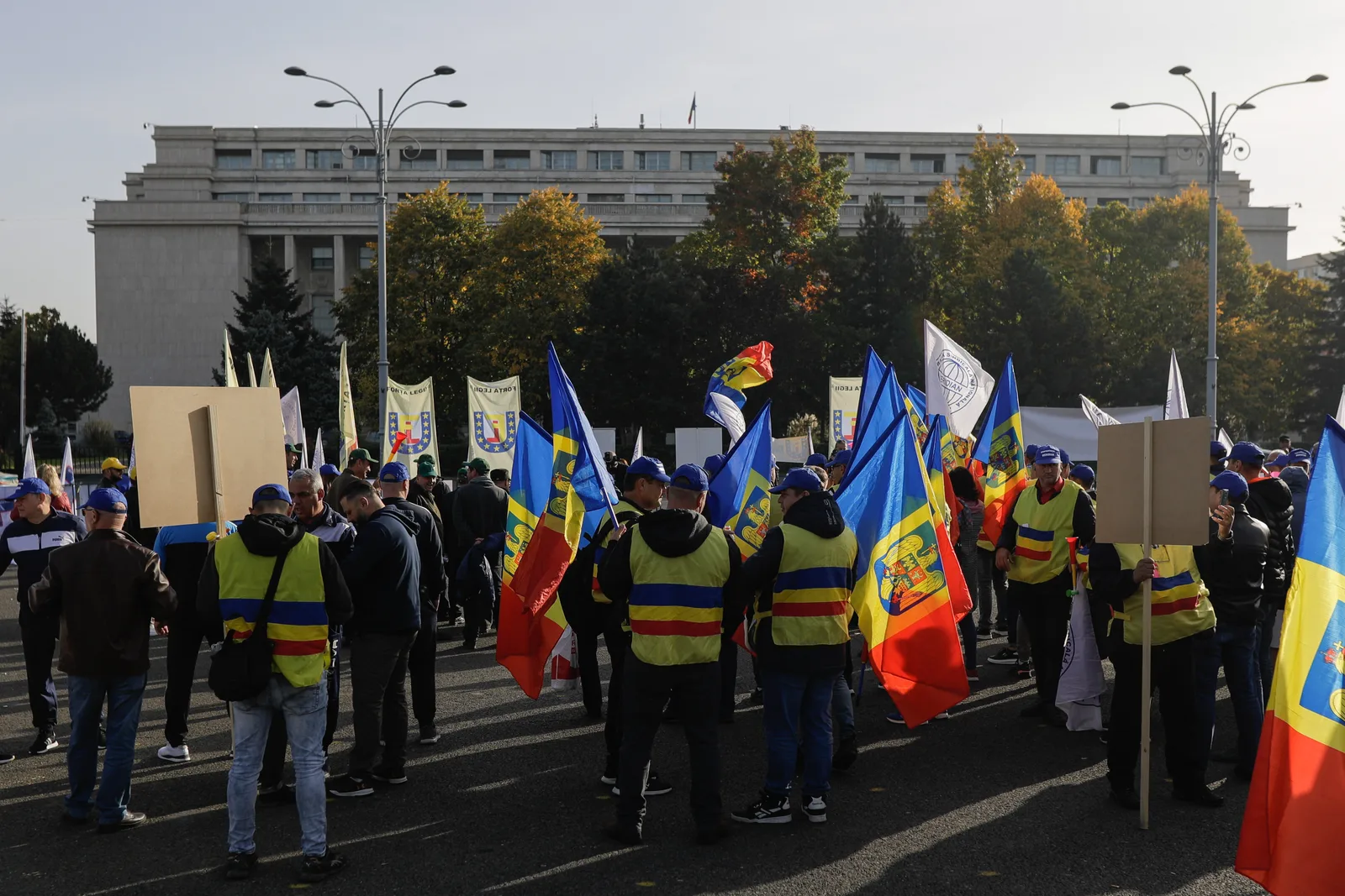 Protest cu steaguri românești în fața Parlamentului, susținători ai demiterii guvernului.