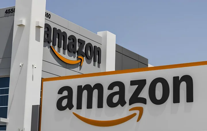 Logo-ul Amazon pe clădirea sediului companiei, simbolizând expansiunea sa.