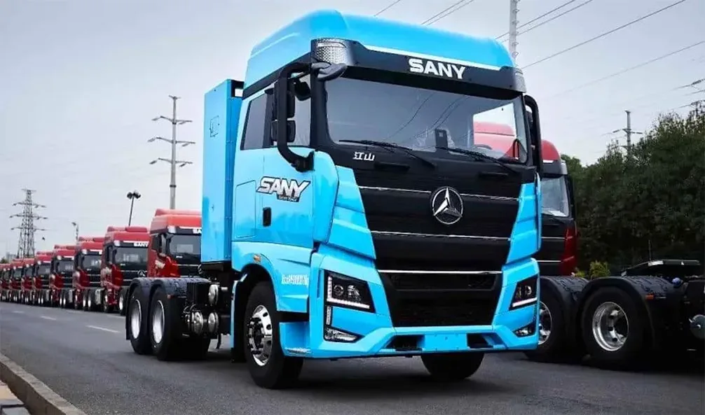 Coloană de camioane Sany, demonstrând tehnologia de conducere sincronizată.