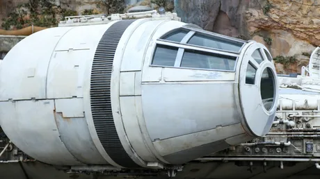 Detaliu al cabinei Millennium Falcon, inspirată de Boeing B-29 Superfortress.