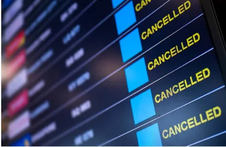 Zboruri anulate afișate pe un panou electronic la aeroport.