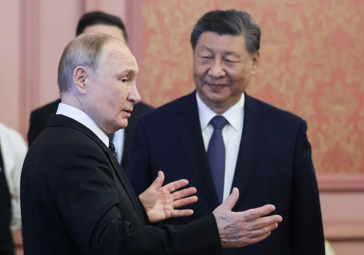 Vladimir Putin și liderul chinez Xi Jinping discutând despre relațiile bilaterale.
