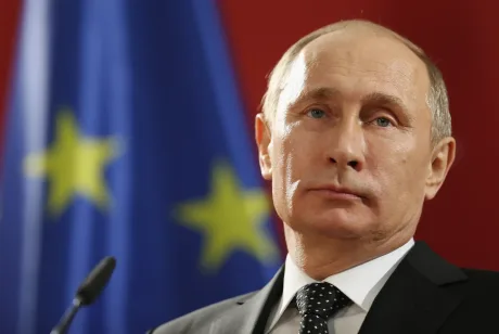 Vladimir Putin în fața steagului Uniunii Europene, reflectând asupra sancțiunilor.