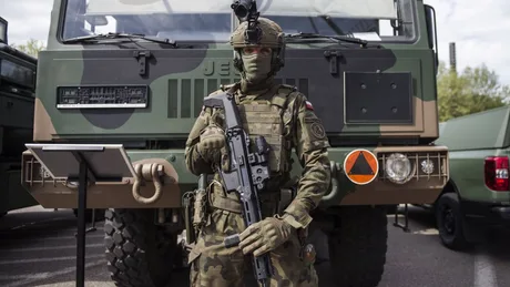 Soldat polonez în uniformă, pregătit pentru misiune militară.