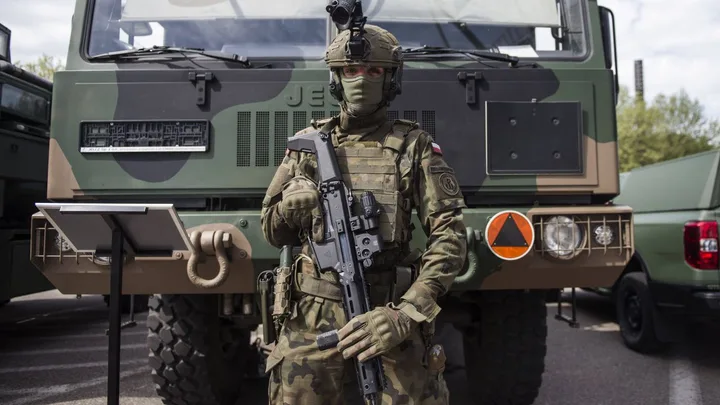 Soldat polonez în uniformă, pregătit pentru misiune militară.