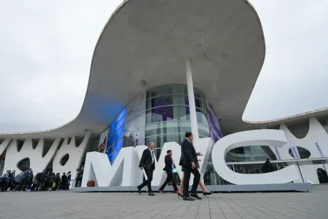 Clădire modernă la MWC2026, cu participanți în fața ei.