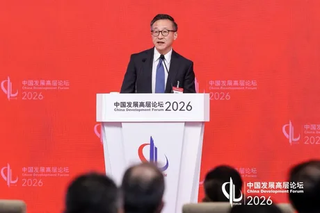 Joe Tsai discutând despre avantajele energetice ale Chinei în AI.