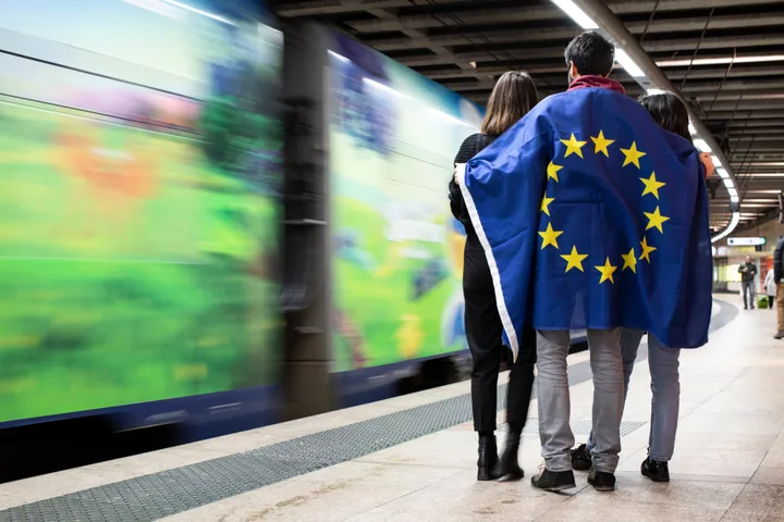 Tineri susținând unitatea Uniunii Europene la o stație de metrou.