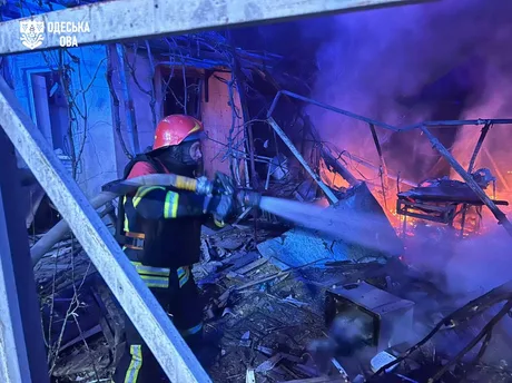 Pompier intervenind la un incendiu provocat de un atac cu drone în Odesa.