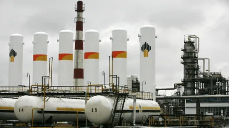 Instalații industriale pentru procesarea petrolului în condiții de cerere crescută.