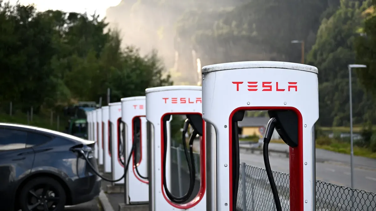 Statii de încărcare Tesla într-o zonă montană din Europa
