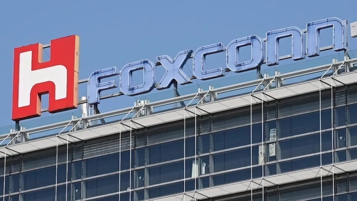 Clădirea Foxconn din Wisconsin, cu sigla companiei vizibilă pe fațadă.