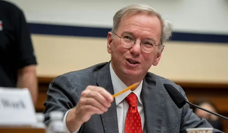 Eric Schmidt discută despre impactul inteligenței artificiale asupra locurilor de muncă.
